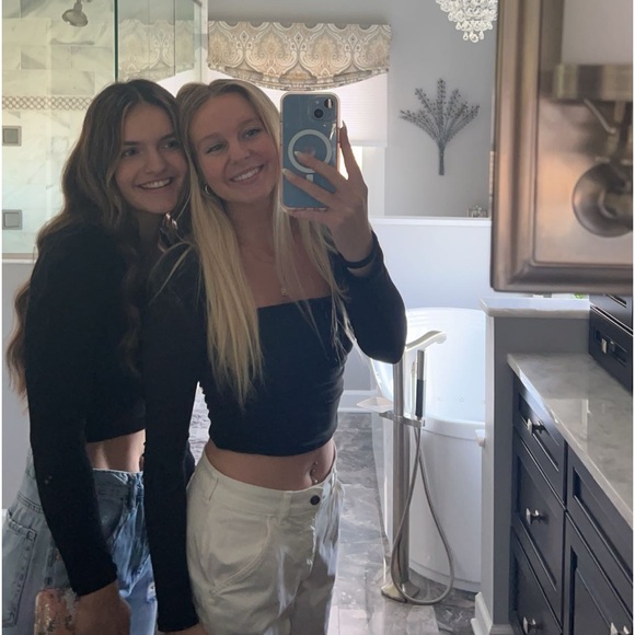 Meet your Posher, Kierra💌🥂✨🫧💐🪩🍒 - Picture 3 of 8